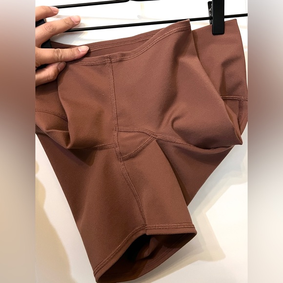Alo Yoga 5" Airbrush High Waist Biker Short in Chestnut, Small - Picture 7 of 9